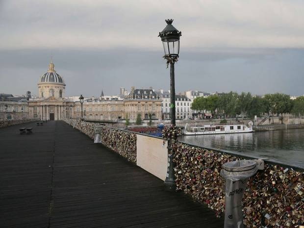 Eltávolítják a 45 tonnányi szerelemlakatot a párizsi gyalogoshídról