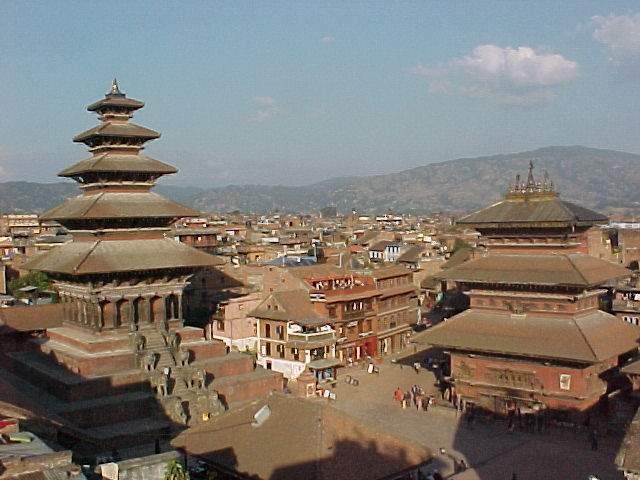 Védősisakban már látogathatók Nepál megrongálódott műemlékei