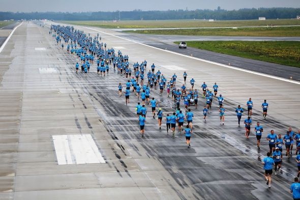 Kilencszázan futottak a repülőtéri betonon