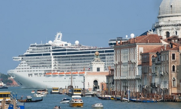 Megadóztatná a tengerjáró hajókat Velence polgármestere