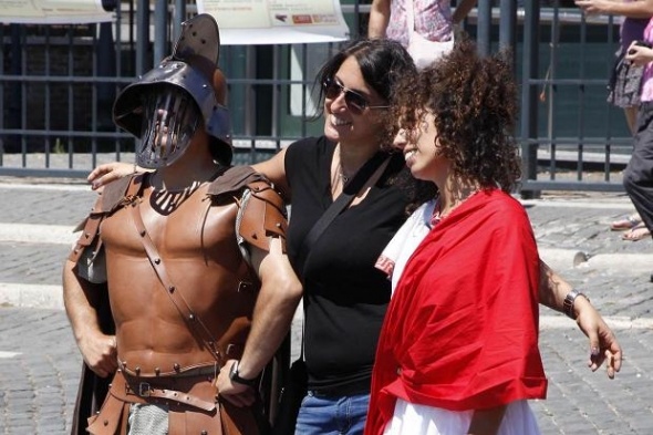 Kitiltották a gladiátorokat és a pedálos taxikat Rómából