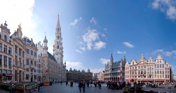 Turistacsalogató telefonokat helyeztek el Brüsszelben