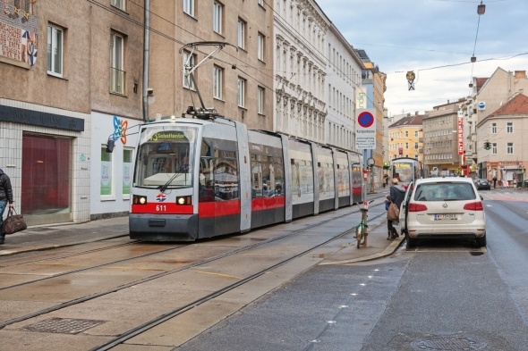 LED-sáv figyelmezteti az autósokat a villamosra Bécsben