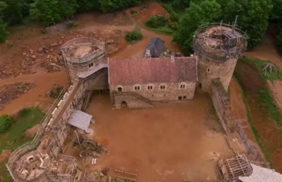 ''Középkori'' erődöt építenek Franciaországban