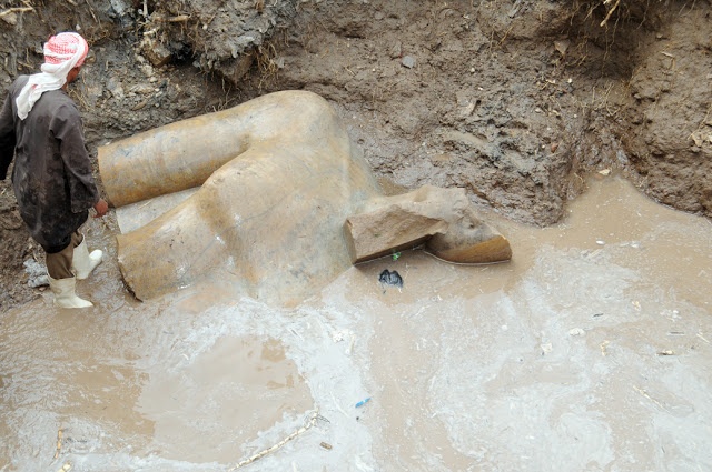 Hatalmas fáraószoborra bukkantak Kairó külvárosában